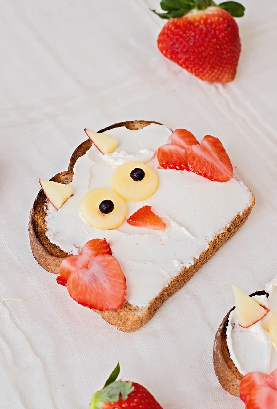 Make this cute Owl Animal Toast as a cute Valentine's Day breakfast or lunch or just to let your kids know you love them.