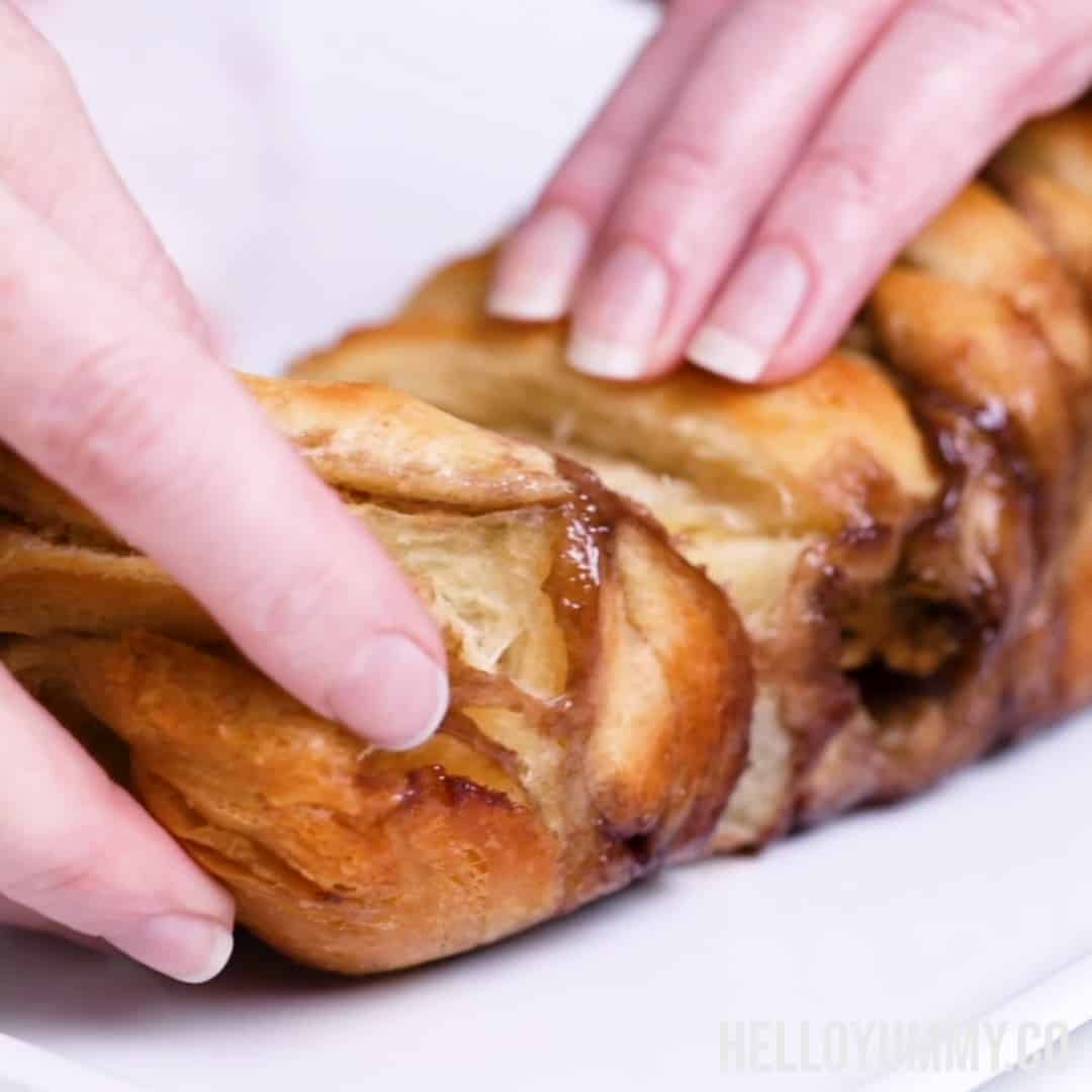 Yummy and simple peanut butter and jelly pull apart bread.