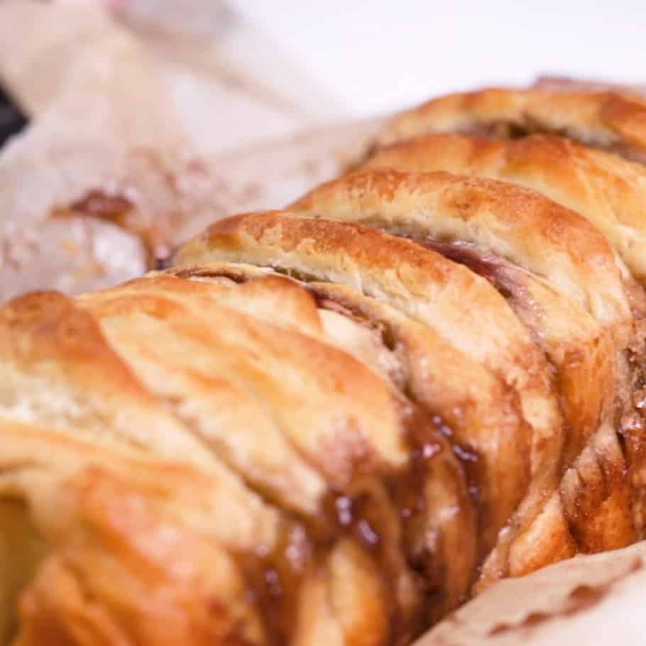 This 3-ingredient peanut butter and jelly pull apart bread is so easy kids can help make it.