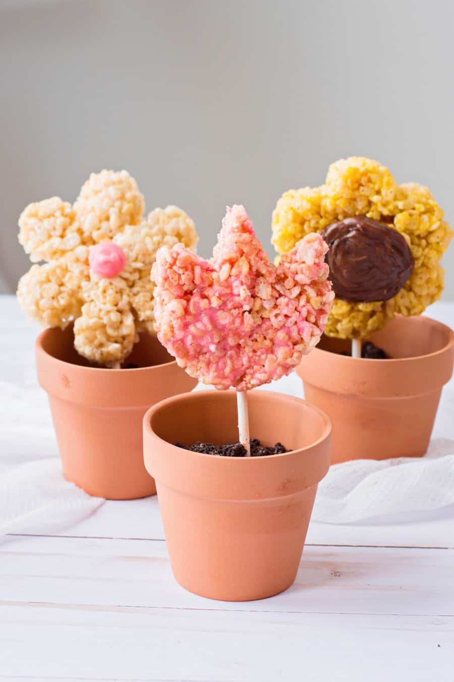 Make these adorable Flower Rice Krispies Treats for a yummy spring kids treat or dessert for Mother's Day
