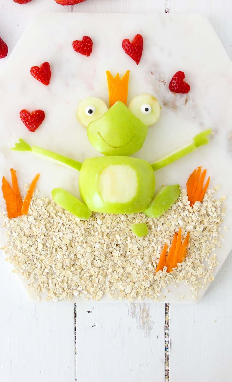 Valentine Apple Frog is a healthy Valentine's Day snack for kids. Process.