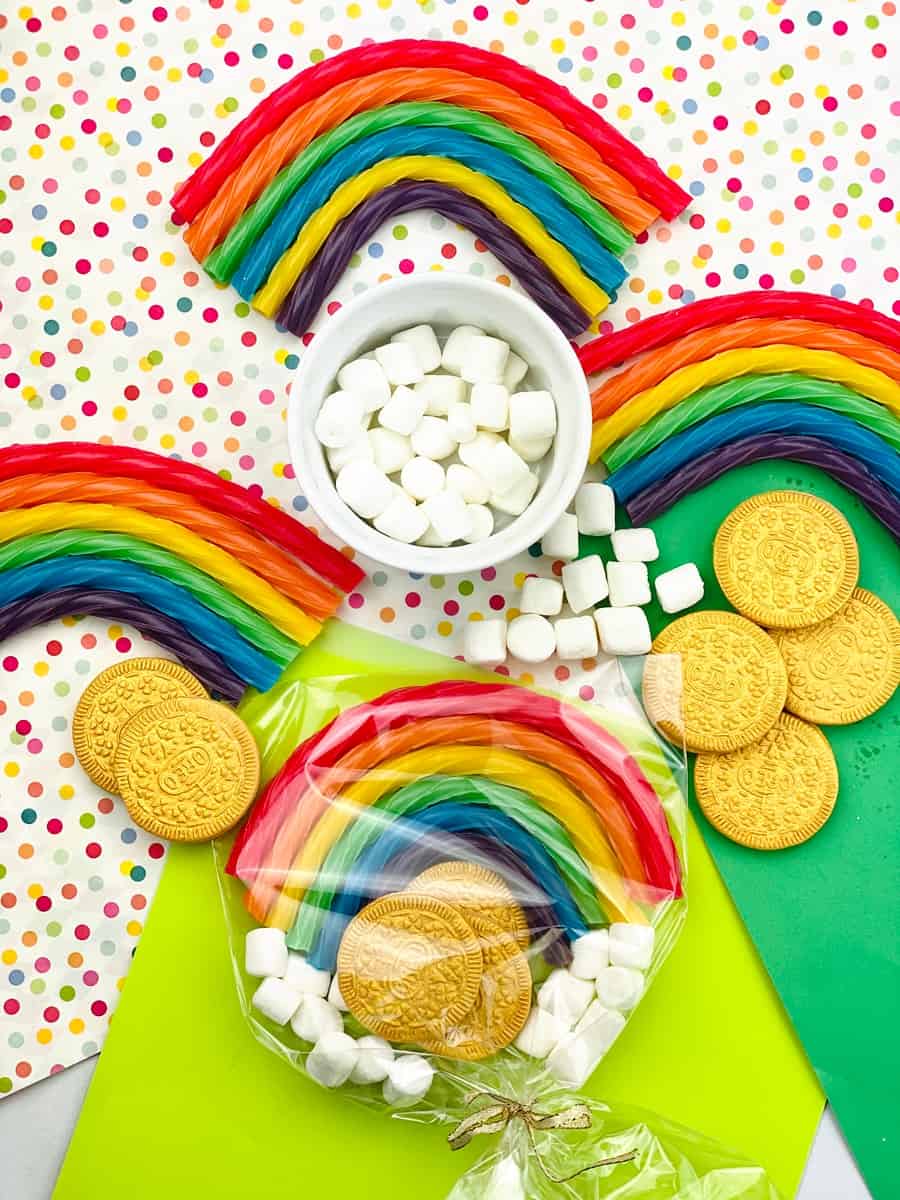 ST. PATRICK'S DAY FAVORS WITH EDIBLE GOLD COINS AND RAINBOWS FOR KIDS