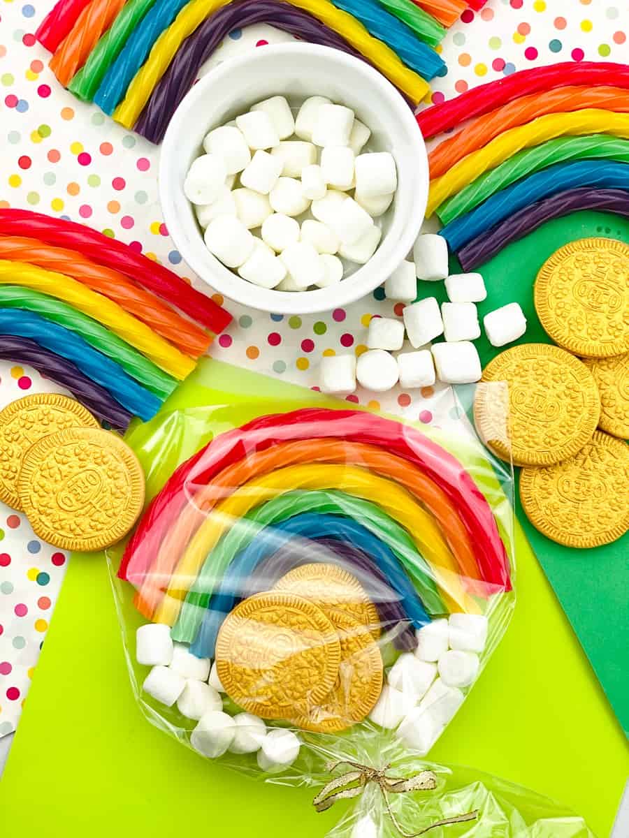 ST. PATRICK'S DAY FAVORS WITH EDIBLE GOLD COINS AND RAINBOWS FOR KIDS