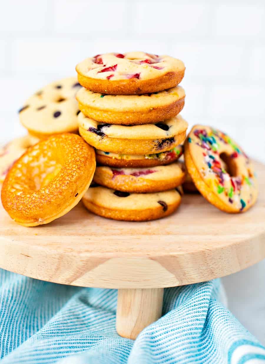 Ciambelle di pancake fatte da un mix di pancake. Colazione a misura di bambino. 