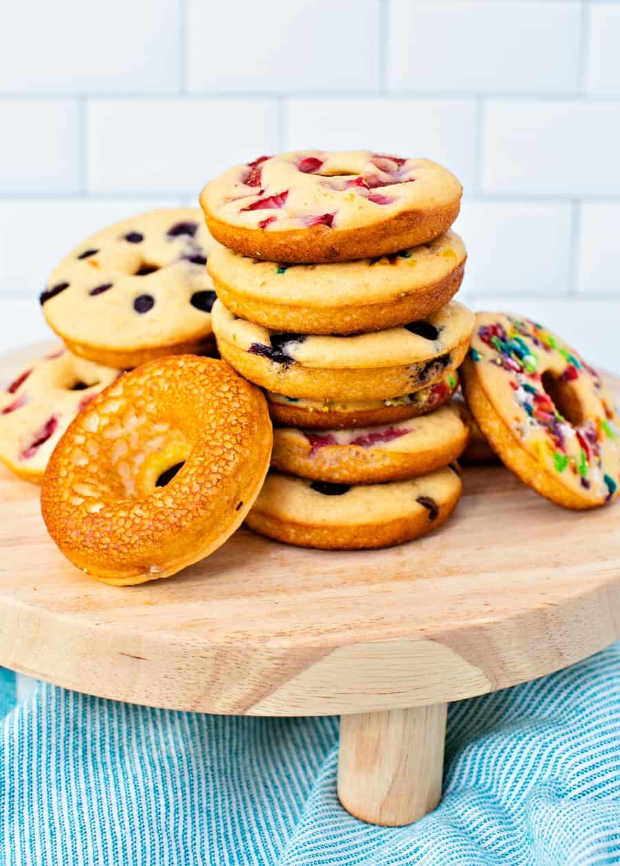 Pancake Donuts feitos a partir de uma mistura de panquecas. Pequeno-almoço amigável para crianças. 