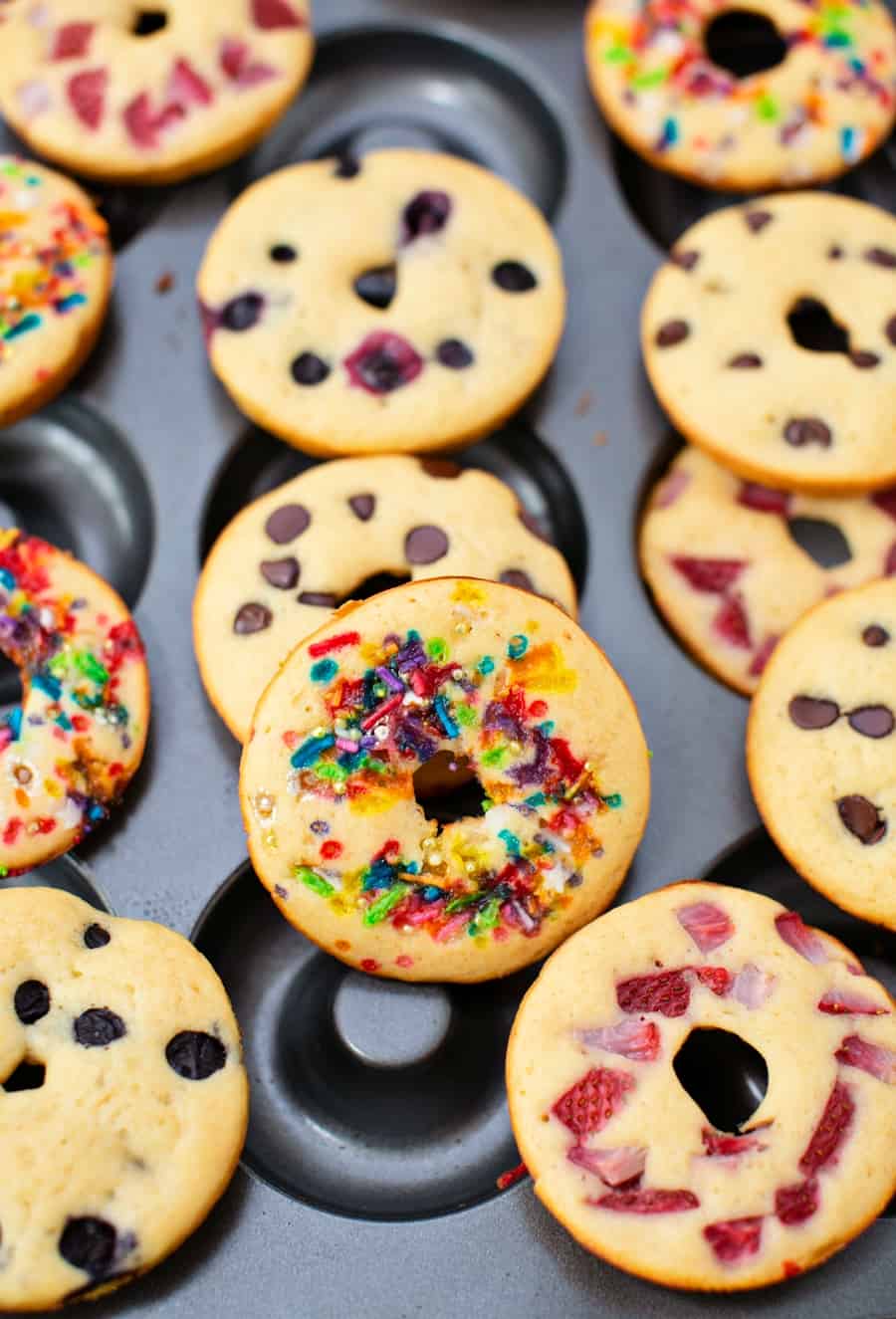 Rosquillas para panqueques hechas de una mezcla para panqueques. Desayuno para niños que es más saludable. 