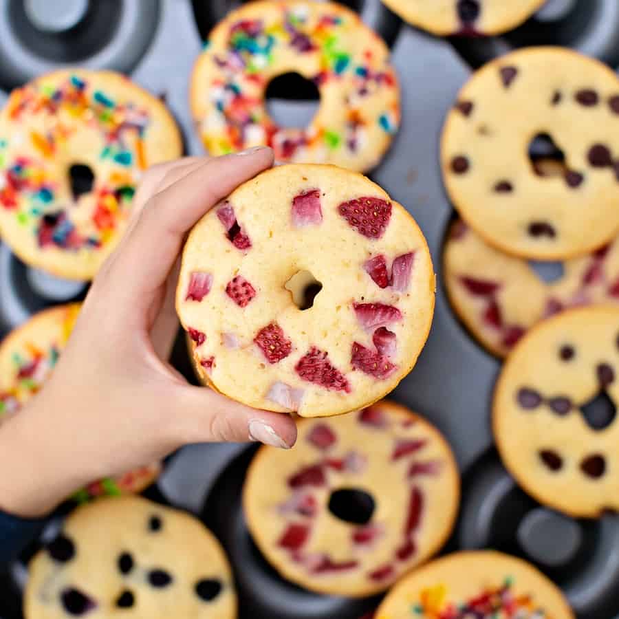 pandekage Donuts lavet af en pandekageblanding. Børnevenlig morgenmad. 