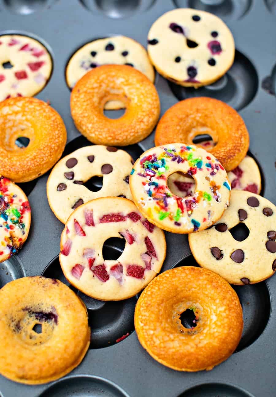 Donuts de panqueca feitos a partir de uma mistura de panquecas. Pequeno-almoço amigável para crianças. 