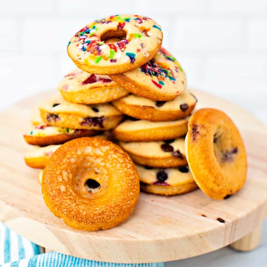 Donas para panqueques hechas de una mezcla para panqueques. Desayuno para niños que es más saludable. 