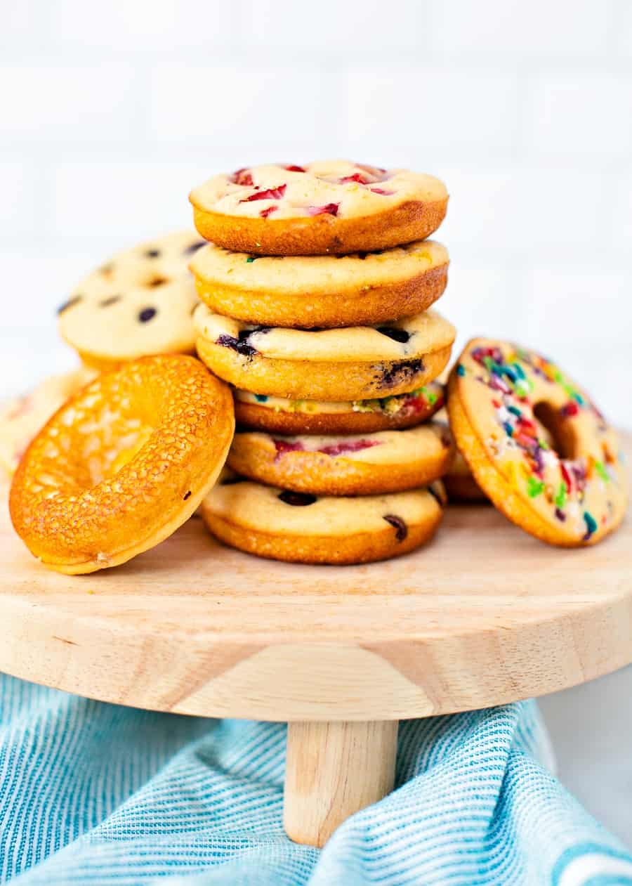 Donuts de panqueca feitos a partir de uma mistura de panquecas. Pequeno-almoço amigável para crianças que é mais saudável. 