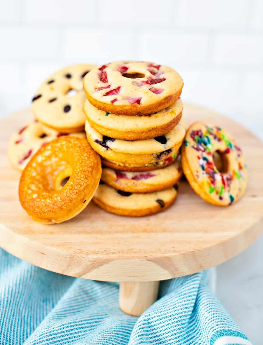 Donuts de panqueca feitos a partir de uma mistura de panquecas. Pequeno-almoço amigável para crianças que é mais saudável. 