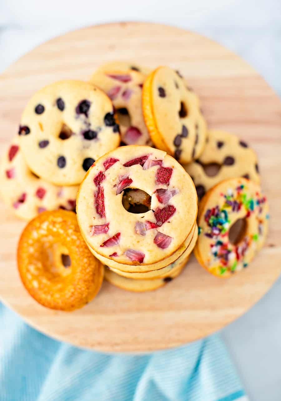 Rosquillas para panqueques hechas de una mezcla para panqueques. Desayuno para niños que es más saludable. 