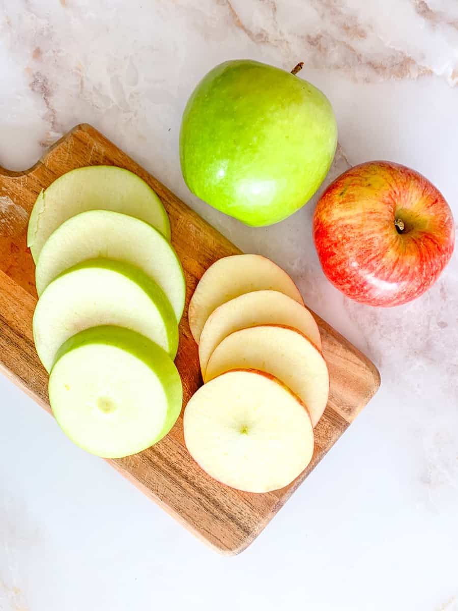 sliced green and red apples