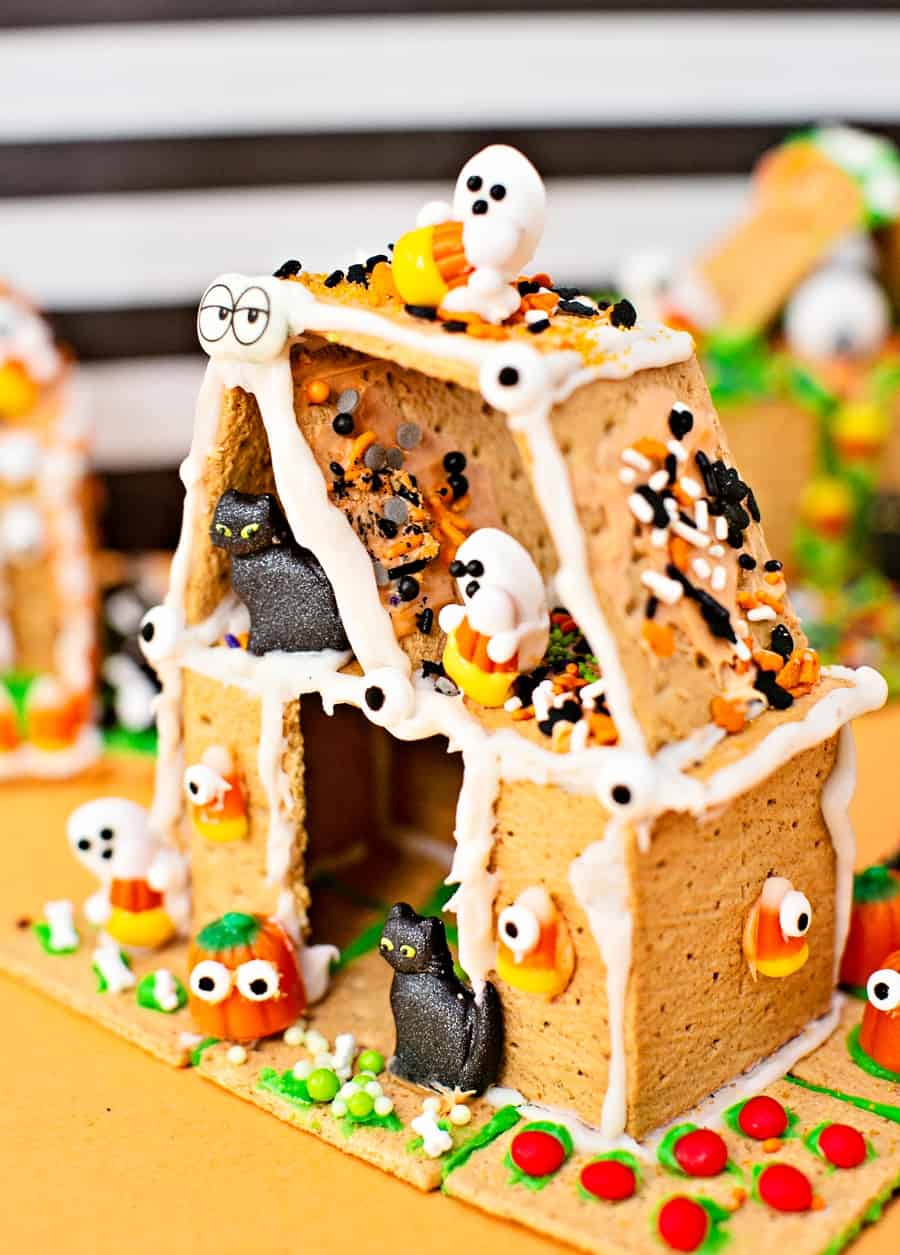 edible cookie haunted houses made of graham crackers