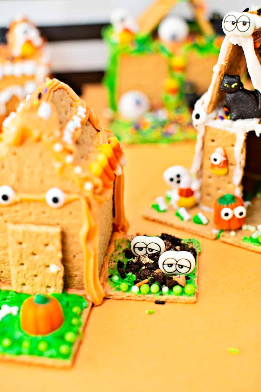 edible cookie haunted houses made of graham crackers