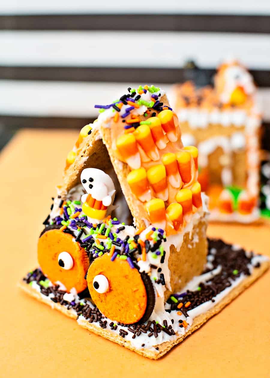 edible cookie haunted houses made of graham crackers