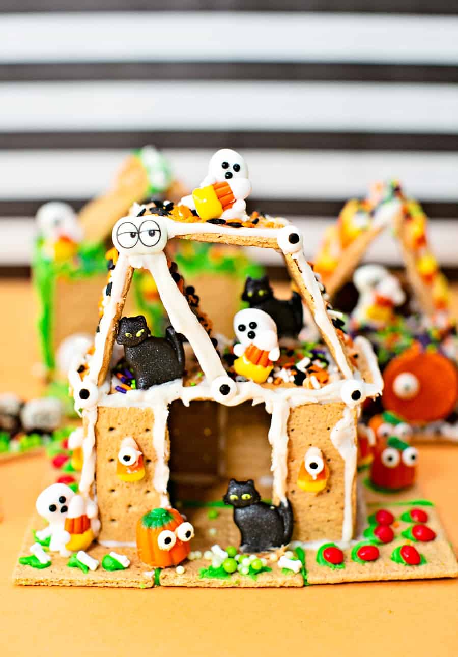 edible cookie haunted houses made of graham crackers