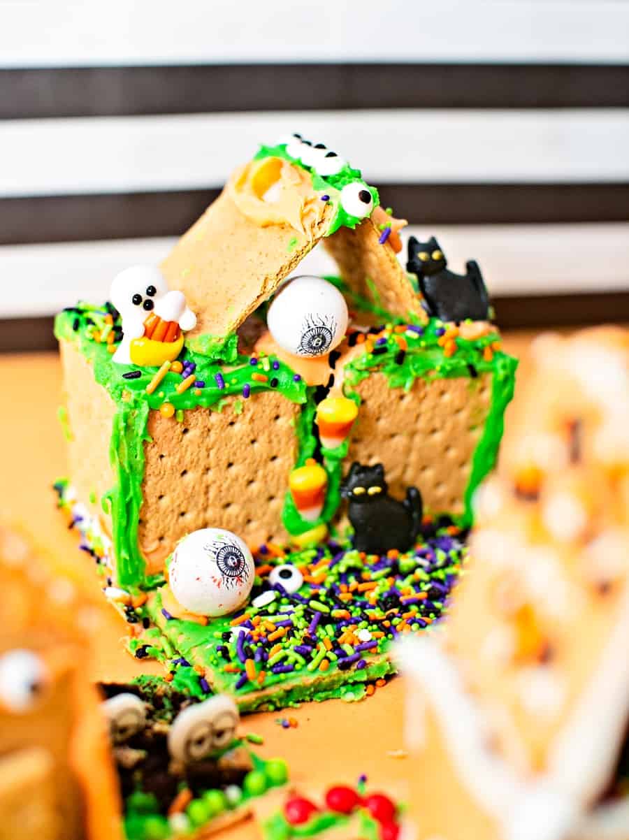 edible cookie haunted houses made of graham crackers