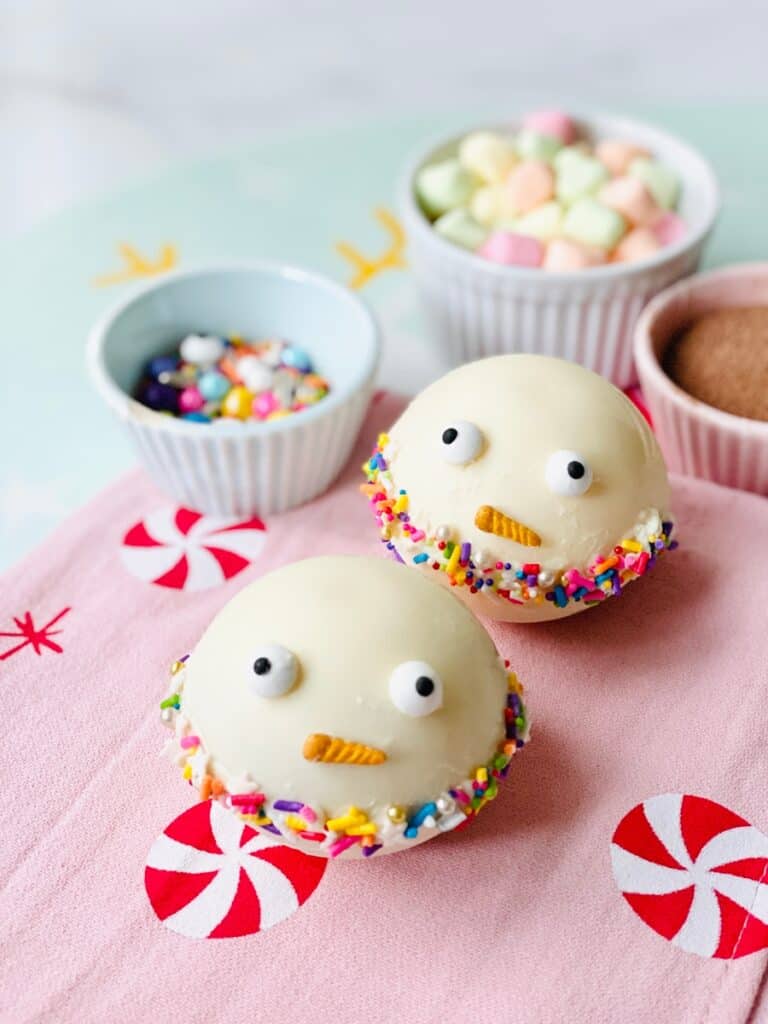 Snowman Christmas Hot Chocolate Bombs - Holiday Hot Cocoa Bombs