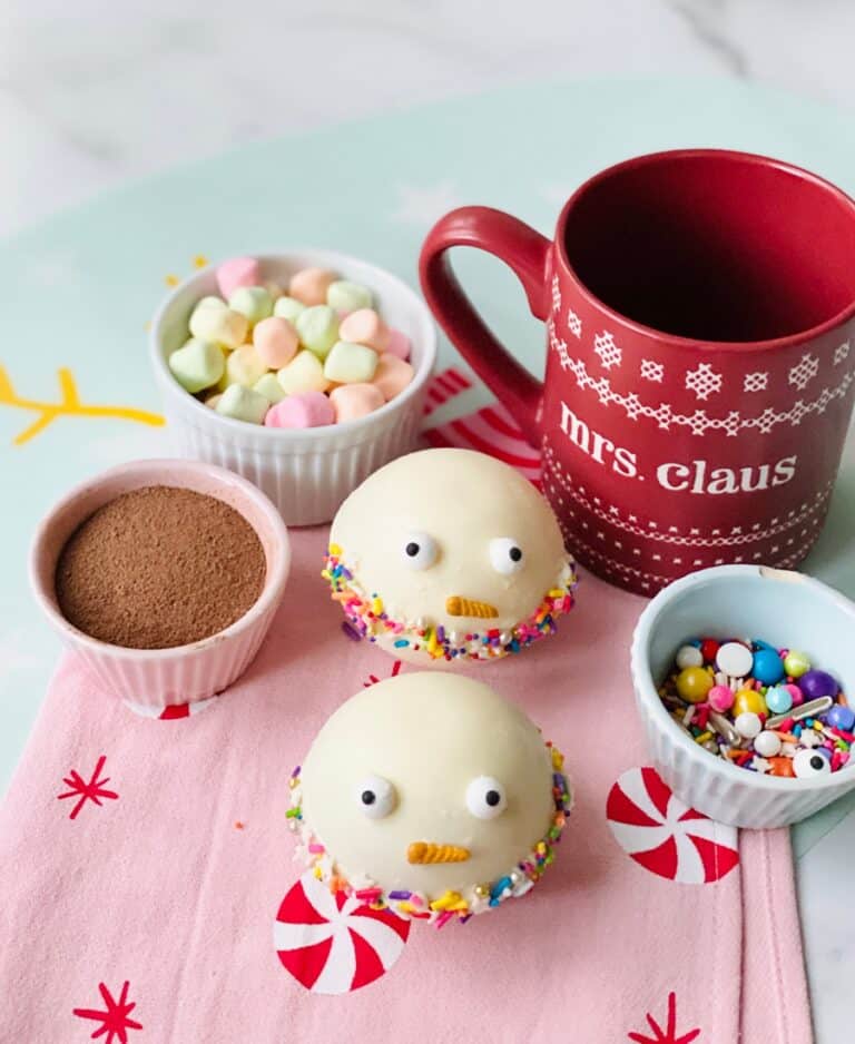 Snowman Christmas Hot Chocolate Bombs - Holiday Hot Cocoa Bombs