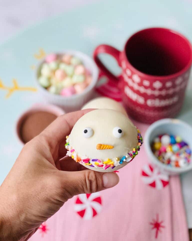 Snowman Christmas Hot Chocolate Bombs - Holiday Hot Cocoa Bombs