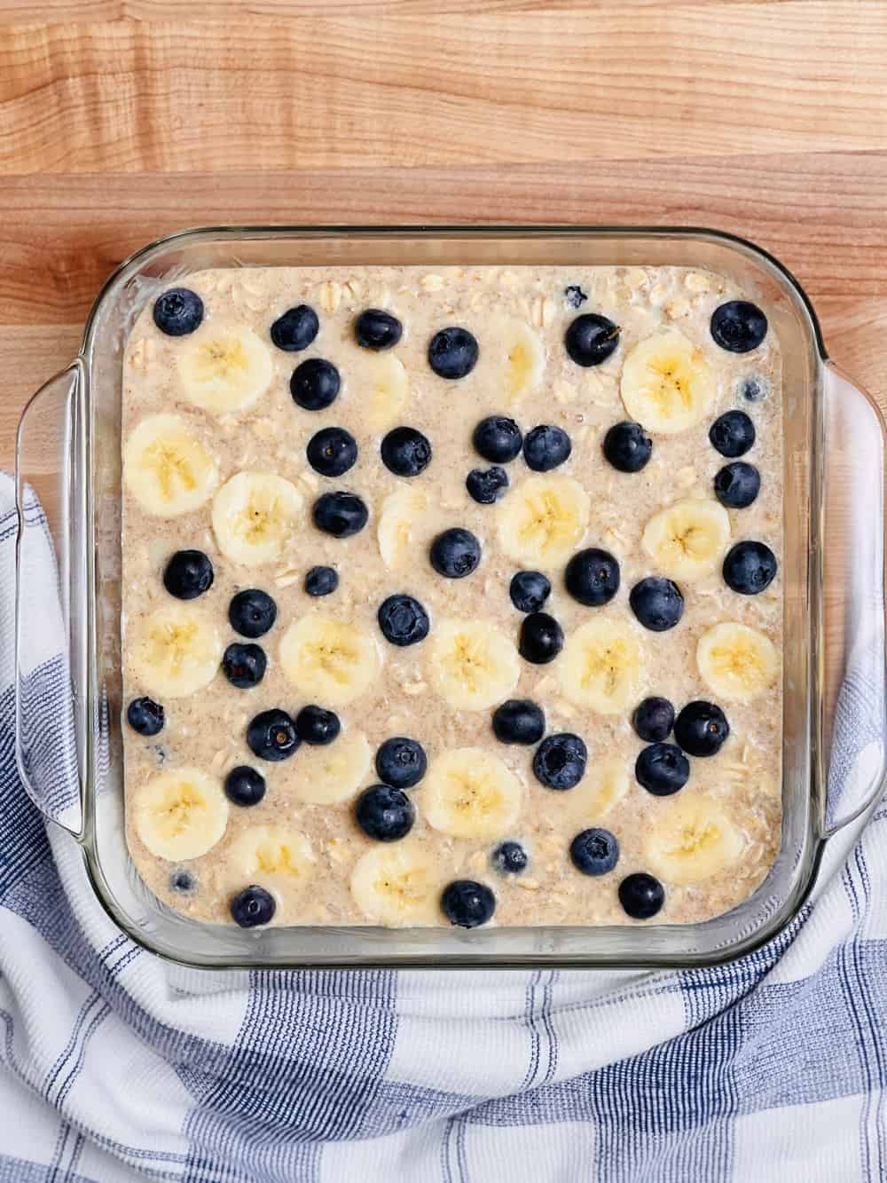 baked oats cake made with blueberries and bananas