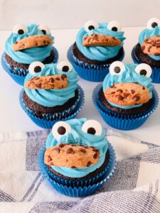 The Easiest Cookie Monster Cupcakes Kids Will Love Making