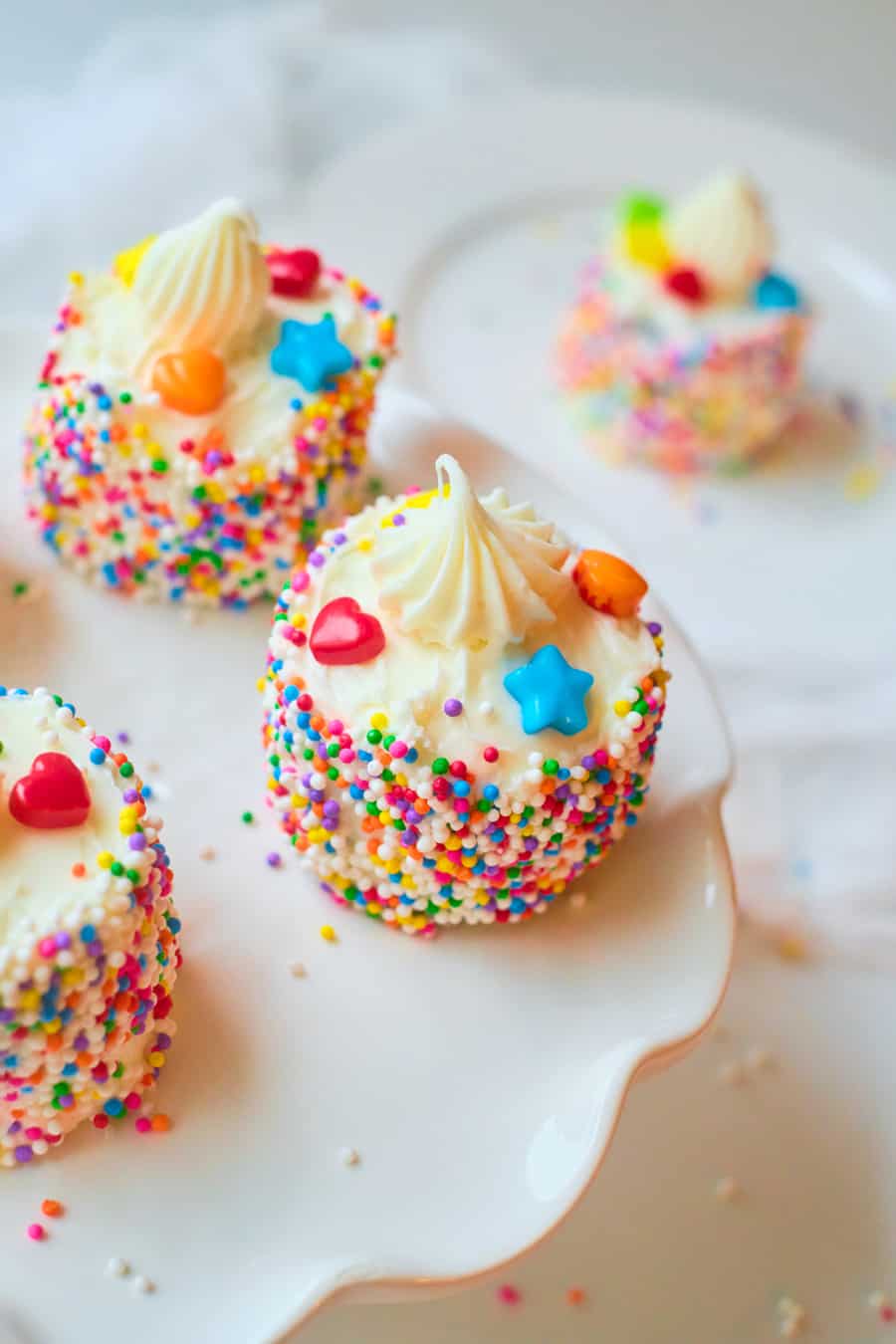 Mini rainbow cakes made of oreos