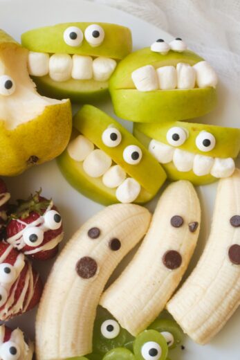 This Halloween Fruit Platter Is a Healthy Halloween Snack For Kids