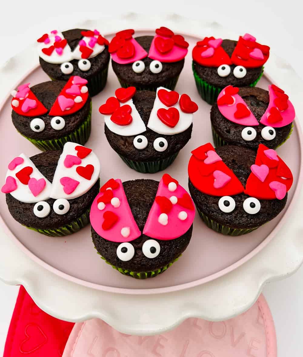 Easy Ladybug Cupcake Toppers (Video Tutorial) - Happy Foods Tube