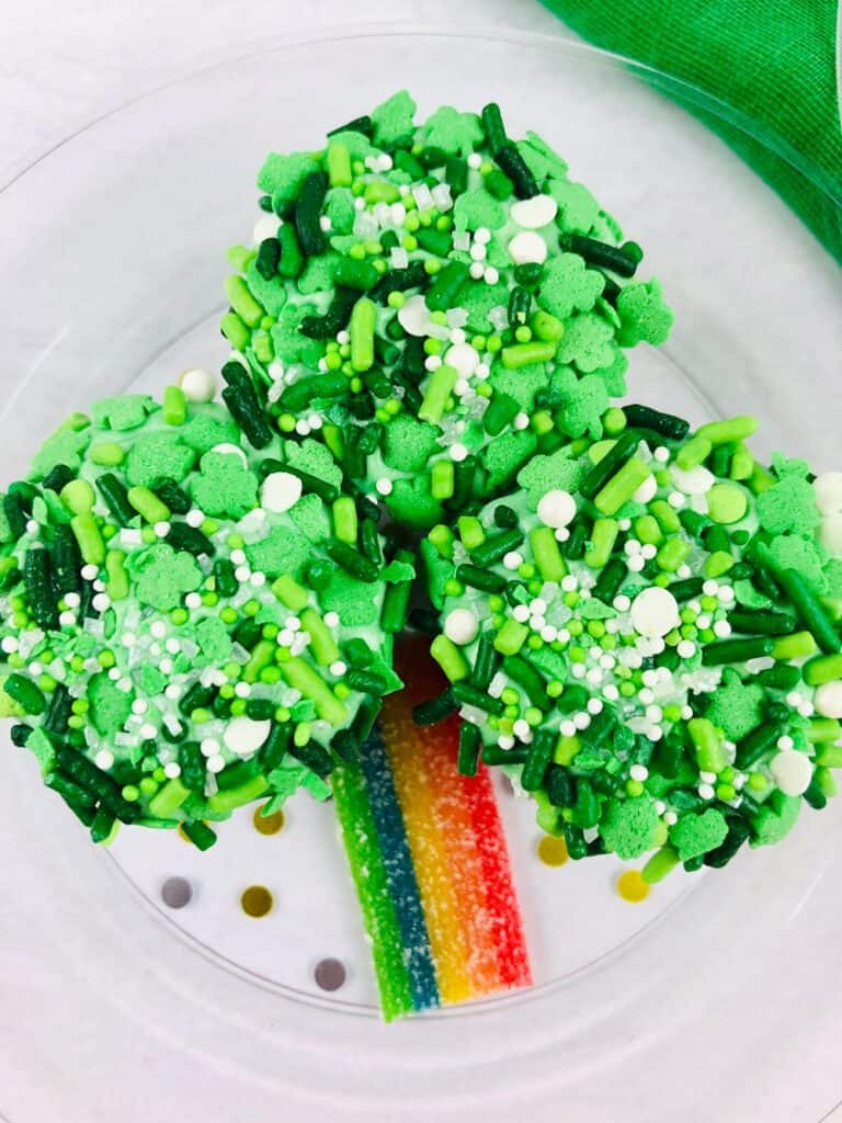 These Shamrock Cupcakes Will Bring Good Luck On St. Patrick's Day