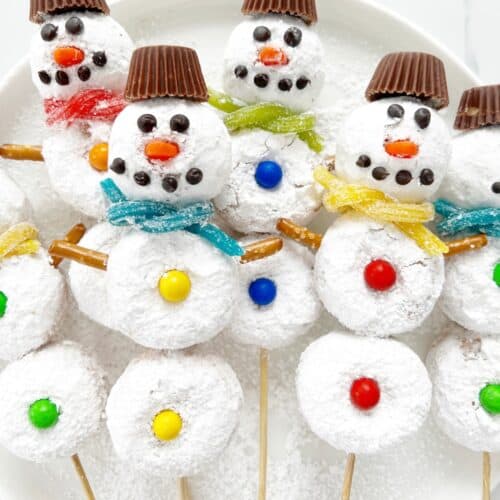 https://helloyummy.co/wp-content/uploads/2022/12/snowman-donuts14-500x500.jpg