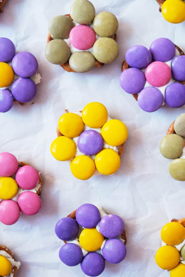 Candy Pretzel Flowers Are A Cute and Colorful Treat