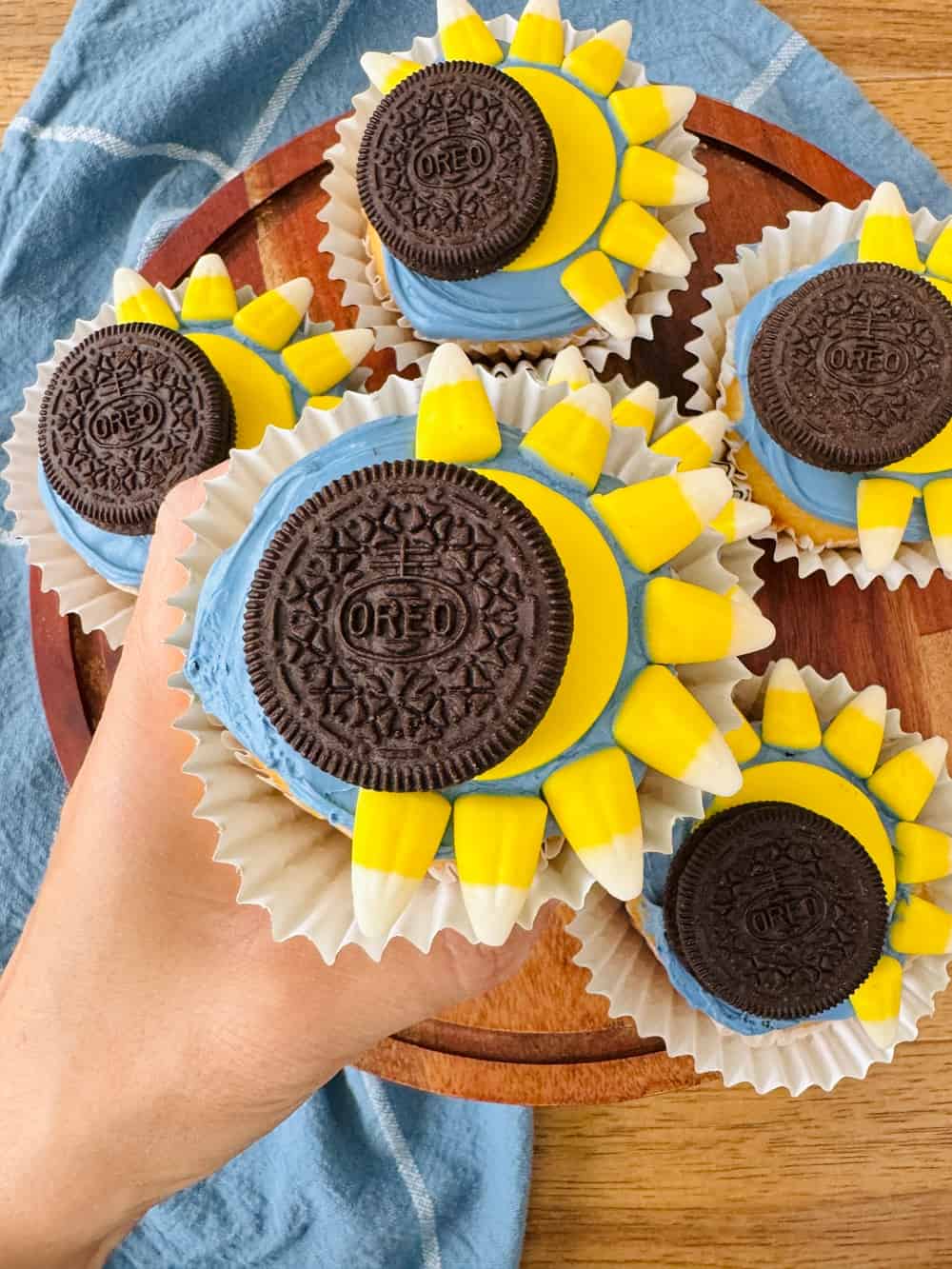 Solar Eclipse Treats - cupcakes