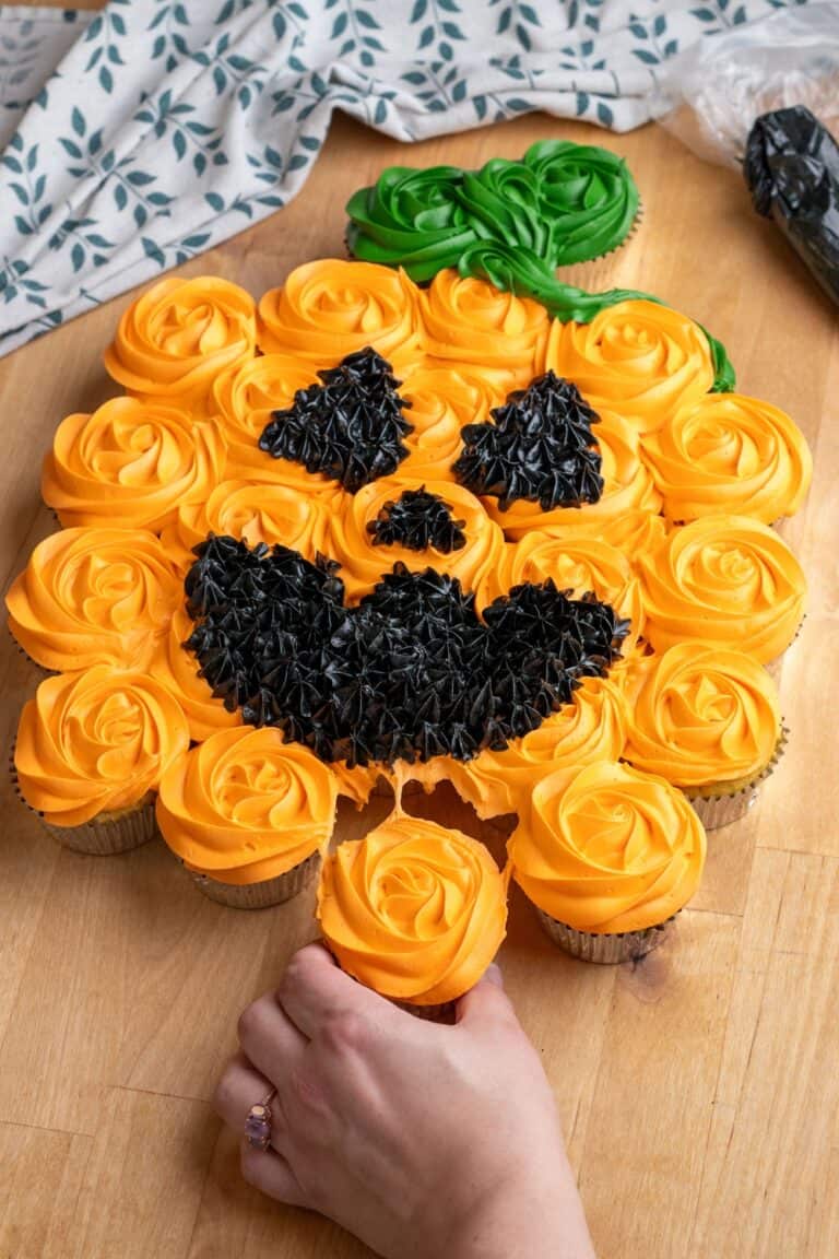 Pumpkin Pull-Apart Cupcakes Are a Delightful Halloween Treat!